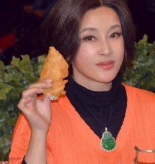 娱乐圈内吃瓜的明星,明星们如何成为吃瓜群众的新宠  第3张 娱乐圈内吃瓜的明星,明星们如何成为吃瓜群众的新宠  第3张